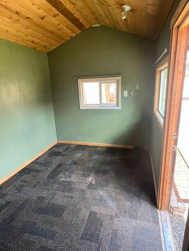 Building Photo - PRELEASING: Updated 3 bed/1 bath Rambler in Roosevelt Neighborhood!