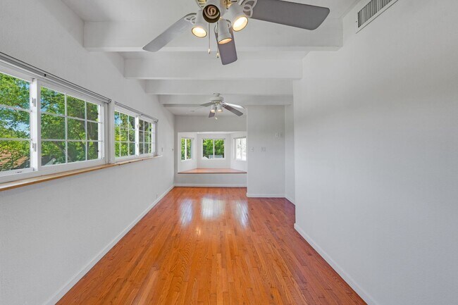 Building Photo - Private 2-Bedroom Fair Oaks Duplex with Gated Driveway & Garage!