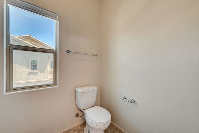 Building Photo - Adorable three bedroom in incredible SW location! Solar panels!
