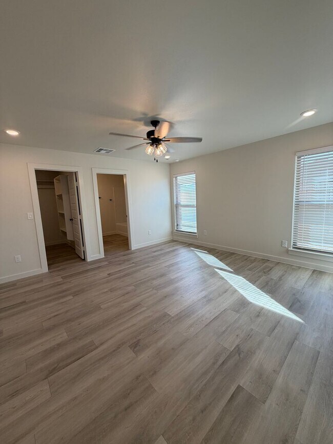 Building Photo - Harvest Neighborhood Beauty