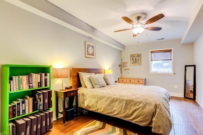 Building Photo - Amazing 2 Bedroom, 2 Full Bathroom 14th St Apartment with Secure Parking!