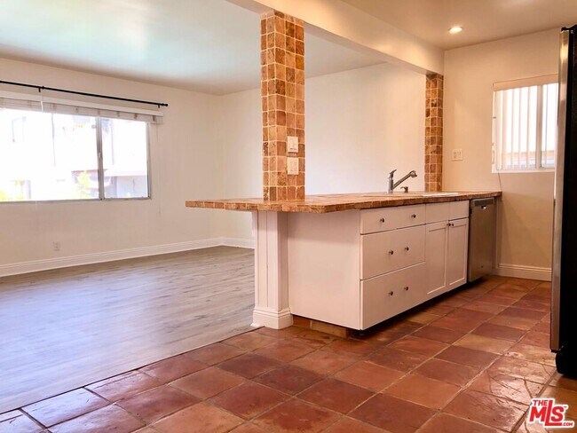 Building Photo - 1435 N Fairfax Ave