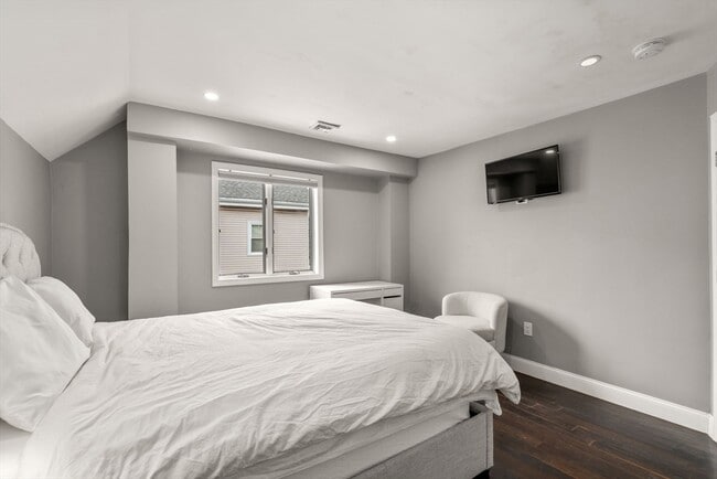 Building Photo - 133 Nichols St