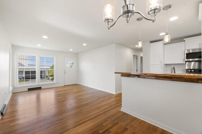 Building Photo - 389 Thompson St