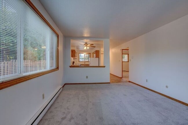 Building Photo - 2 bedroom one bath! Hurry Wont Last!