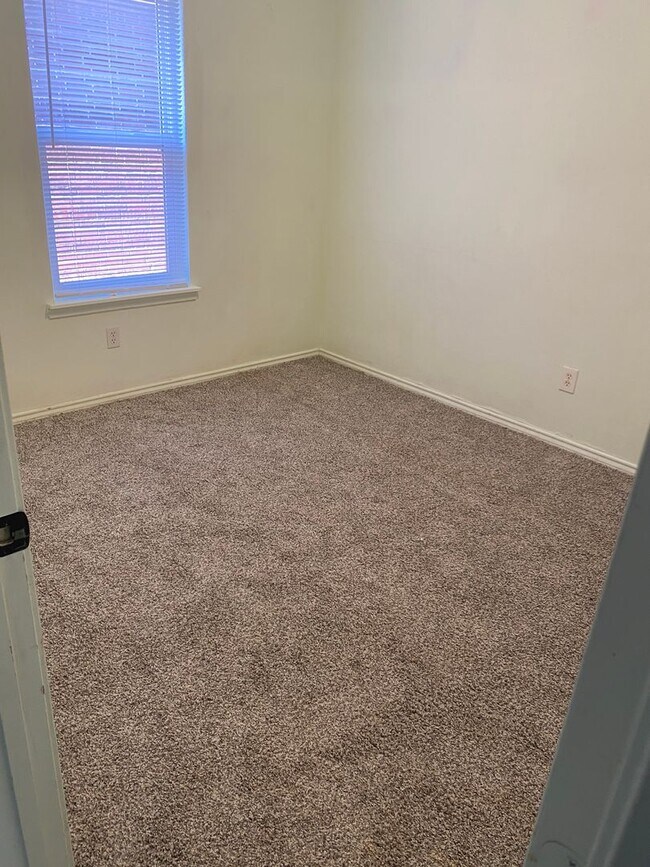 Building Photo - 3/2/2 Cozy Brick Home in South Lubbock!