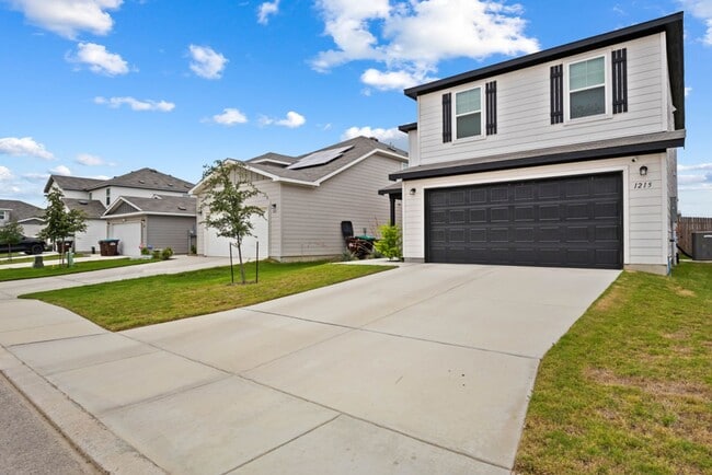 Building Photo - Charming Home Awaits: Spacious & in a Prime Location