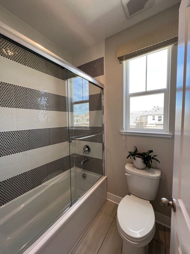 Building Photo - 809 Cosmos Dr