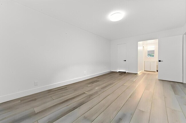 Building Photo - 6397 Bay Club Dr