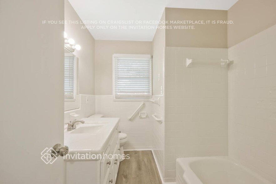 Building Photo - 136 Oaks Dr