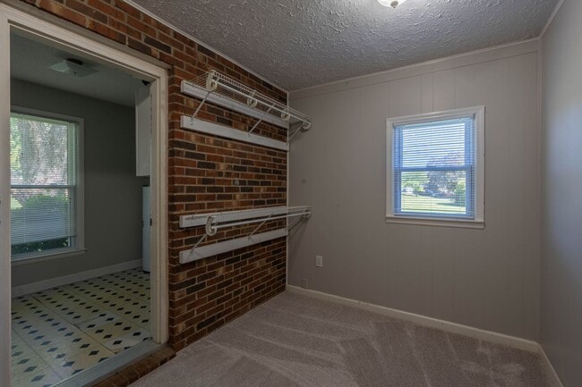 Building Photo - 4 bed and 2 bath house in Johnson City