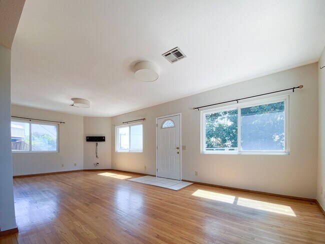 Building Photo - Spacious 3 Bed · 2 Bath Hillside Home — Mo...