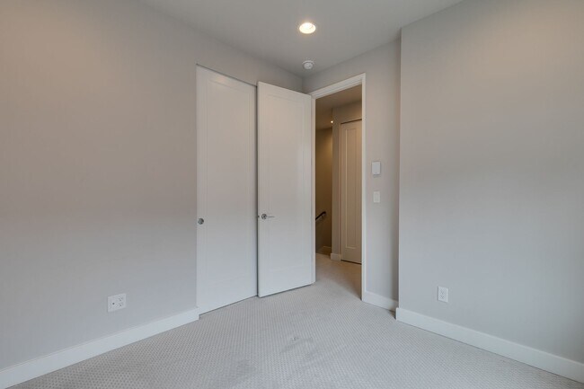 Building Photo - *Beautiful Modern 3 Bed Kirkland Townhome Available Now!*