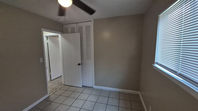 Building Photo - 7102 Glen Point Dr