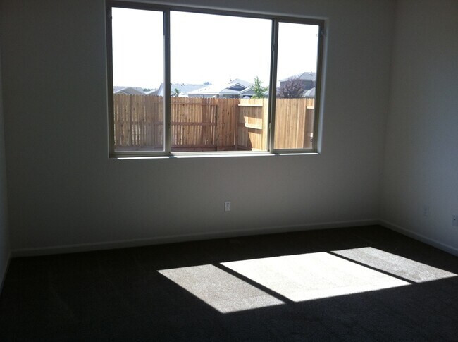 Building Photo - 3 bedroom 2 bath home in South East Visali...