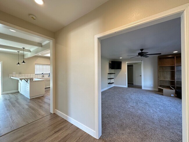 Building Photo - 4 Bedroom Home on Half Acre Lot