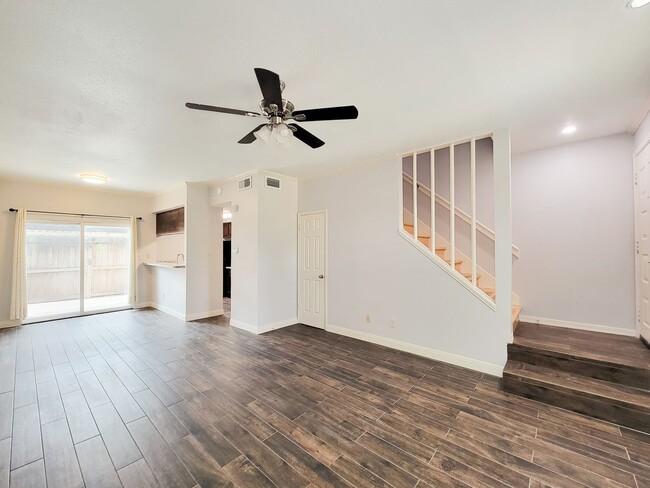 Building Photo - Medical Center Living at Its Best – Poolsi...
