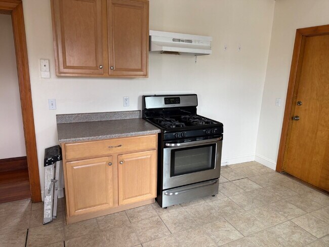 Building Photo - Spacious 2 Bedroom, 1 bath in prime Quincy location!