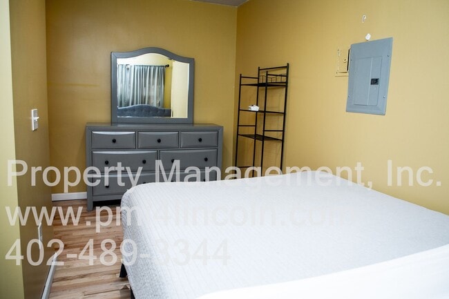 Building Photo - Remodeled, Furnished 1 Bedroom Apartment Available Now!