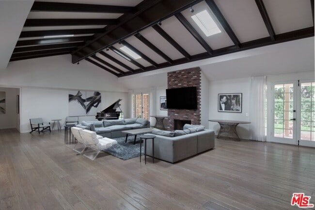 Building Photo - 1121 N Beverly Dr