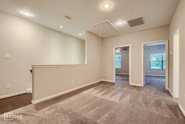 Building Photo - 1313 Lakecrest Ln