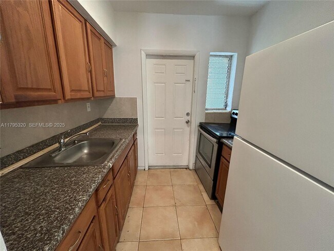 Building Photo - 8321 Crespi Blvd