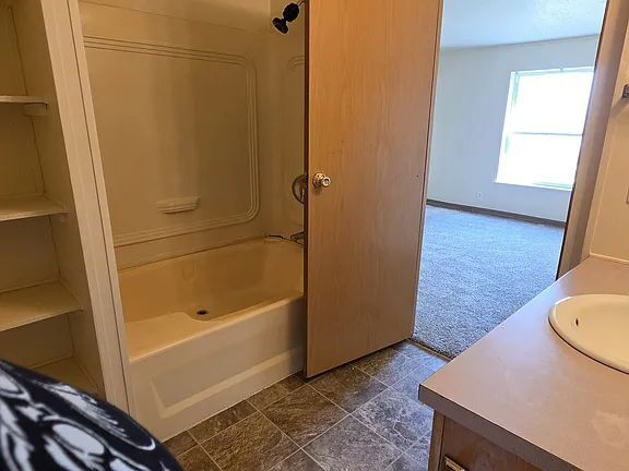 Building Photo - "Charming 4-Bedroom Retreat with Cozy Fireplace in Woodburn – 1900 Sq Ft of Comfort!"