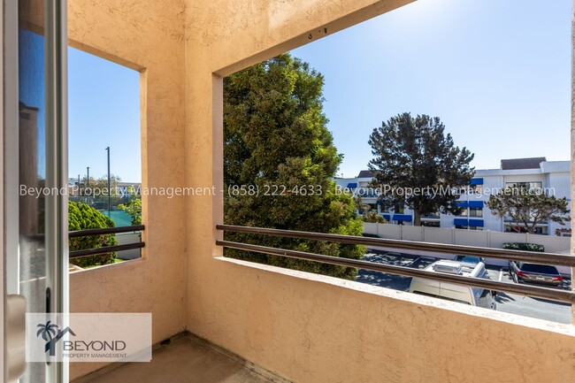 Building Photo - LOCATION! LOCATON! LOCATION RARELY AVAILAB...