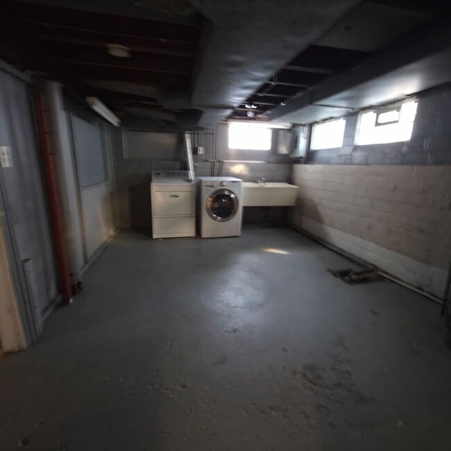 Building Photo - BEAUTIFUL 4 BEDROOM TUDOR STYLE HOME IN EUCLID