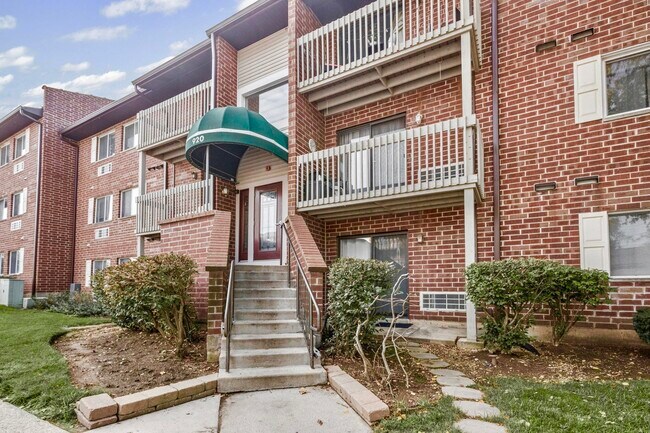 Primary Photo - 920 N Lakeside Dr