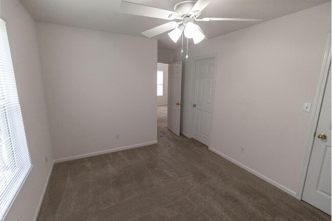 Building Photo - 3324 E St Charles Rd