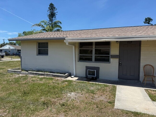 Building Photo - Palmetto Gardens 2/1 duplex