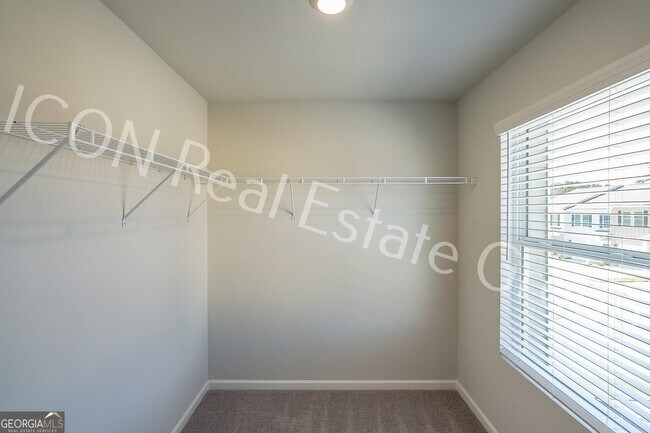 Building Photo - 124 Village Green Dr