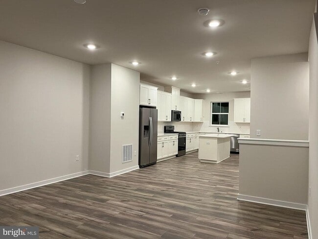 Building Photo - 507 Titanium St