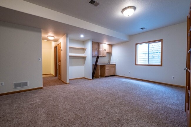 Building Photo - 4 Bed 3 Bath Home in Highlands Meadows - Windsor!