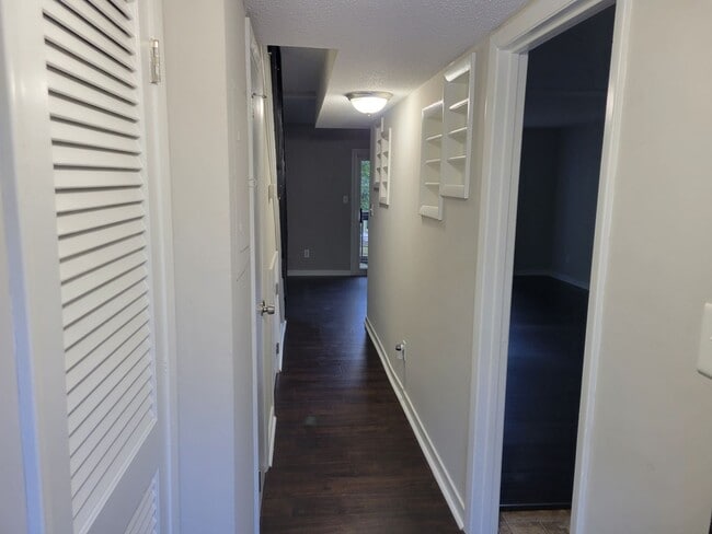 Building Photo - Charming Townhouse Minutes from North Hills