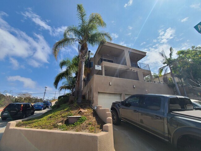 Primary Photo - 2 Bed/2.5 Bath plus Large Bonus Room - For...