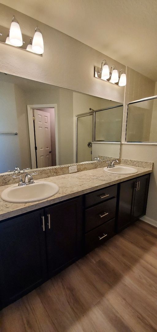 Building Photo - Beautiful 4-Bedroom, 2-Bathroom in Lakeland