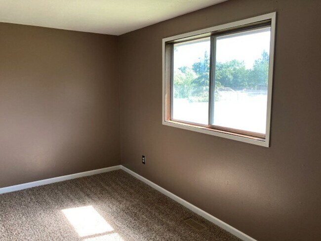 Building Photo - Green Acres Split Level