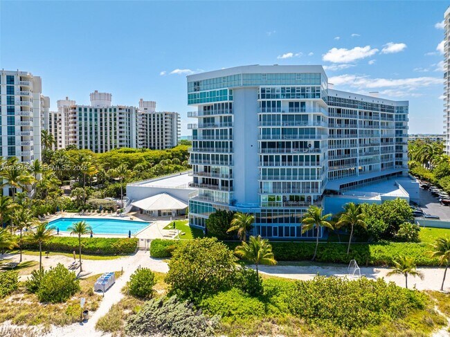 Building Photo - 600 Grapetree Dr
