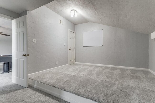 Building Photo - 4 Oakbrook Dr