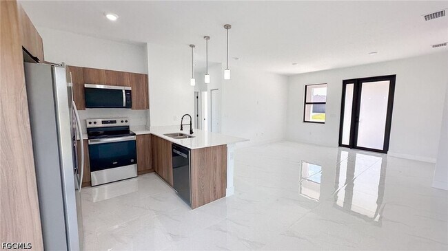 Building Photo - 723 Bering Ave S