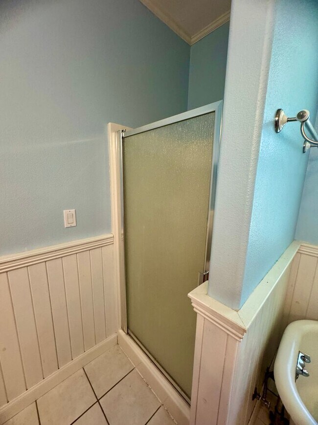 Building Photo - Charming 3-Bedroom, 2-Bath Home in a Pictu...