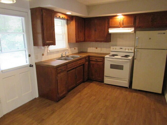 Building Photo - Updated Duplex in Pleasant Valley!