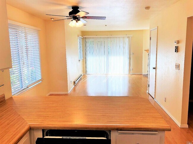 Primary Photo - 1570 Parkway Dr