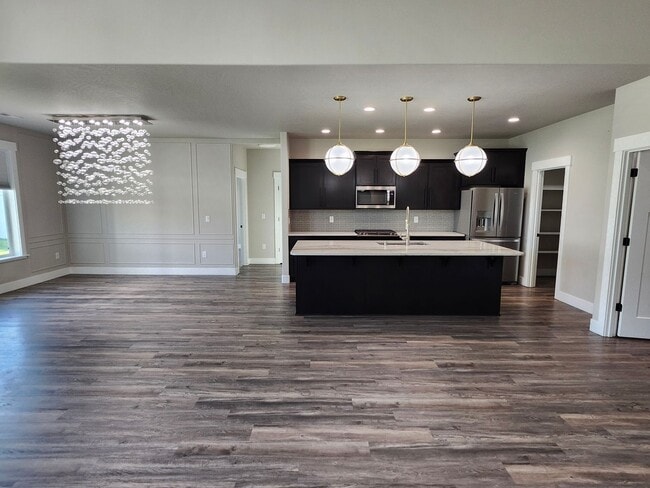 Building Photo - Elegant 4 Bed, 2 Ba Home - MANY Upgrades &...