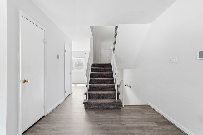 Building Photo - 9178 Laurelwood Ct