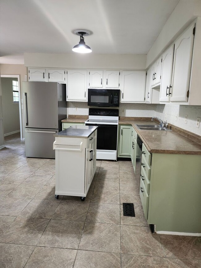 Building Photo - Spacious 4 bedroom 2 bath home in North HI...