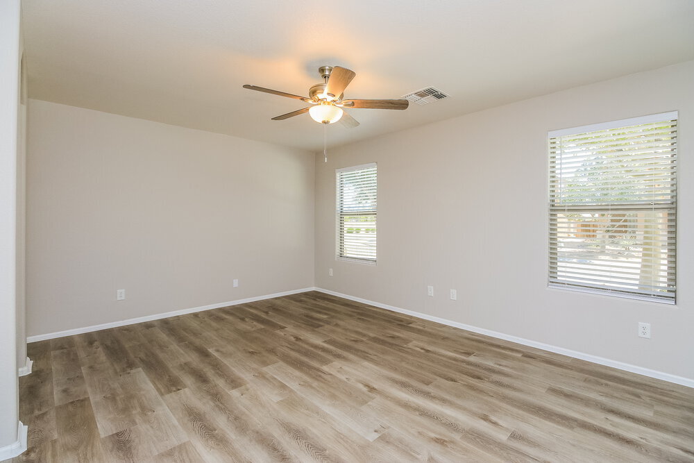 Building Photo - 992 E Saddle Way