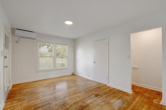 Building Photo - 302 Olive St